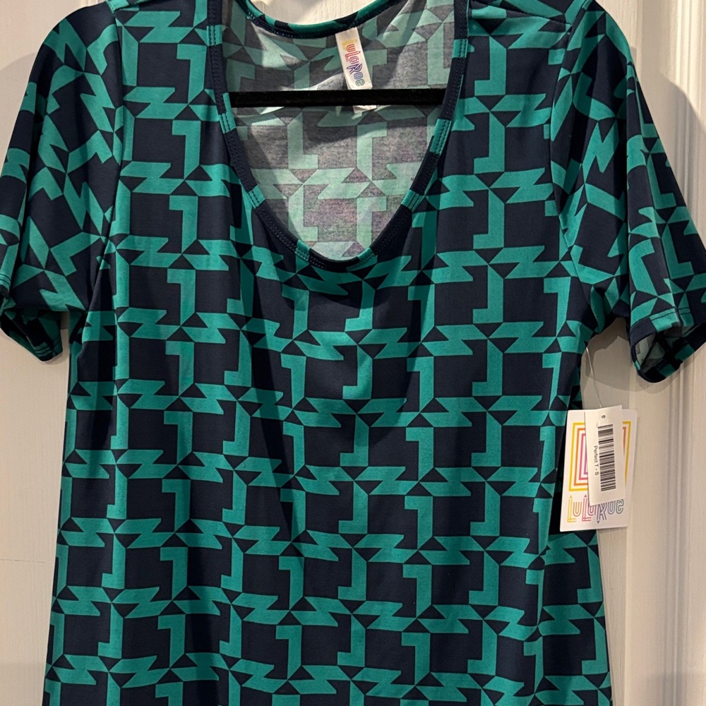 LuLaRoe Women's Emerald and Navy Patterned Tee